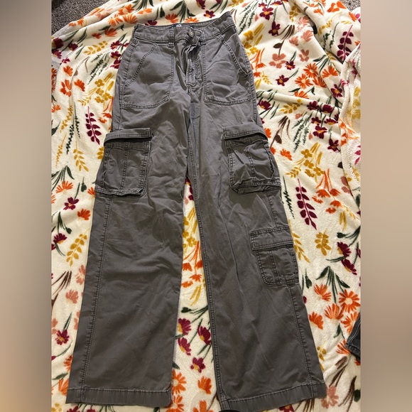 Hollister ultra high rise baggy cargos !🩶 - Picture 1 of 3